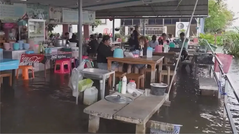 Nhà hàng Thái Lan biến ngập lụt thành trải nghiệm độc đáo