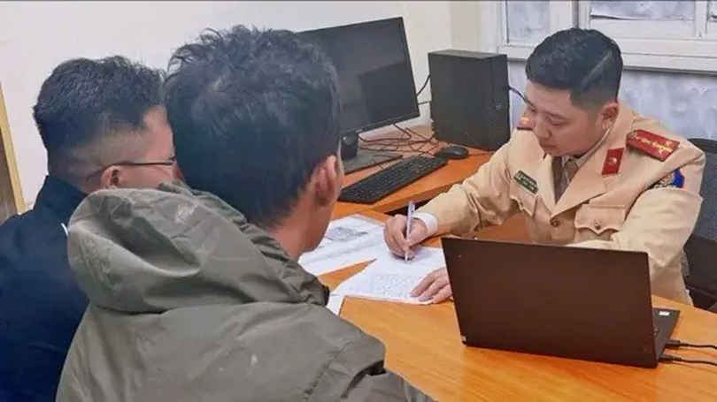 Xử phạt tài xế làm rơi bùn trên đường Tôn Đức Thắng