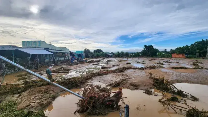 Mưa lớn gây vỡ hồ ở Lâm Đồng, thiệt hại nghiêm trọng