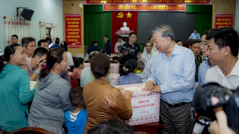 Tổng Bí thư thăm, tặng quà người dân bị ảnh hưởng do mưa lũ tại Huế