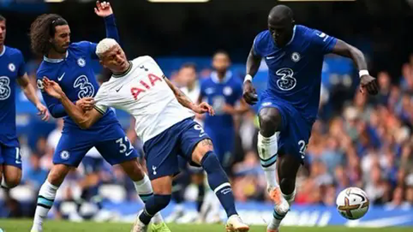 Chelsea và Liverpool làm sôi động trở lại cuộc đua vô địch