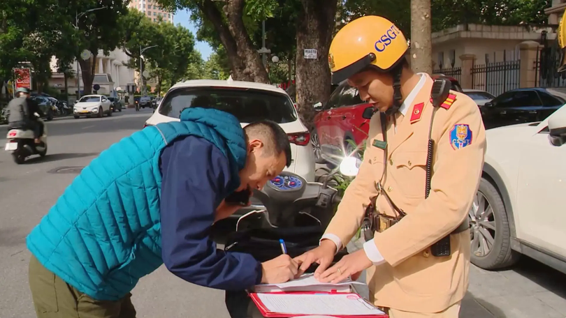 CSGT xử lý xe dừng đỗ sai tại ba phường kiểu mẫu