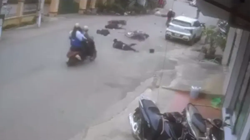 Nhóm học sinh đi xe dàn hàng ngang gây tai nạn