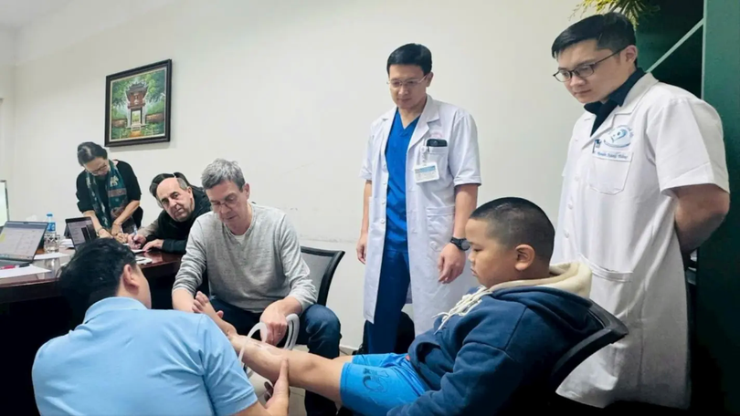 Khám, phẫu thuật cho trẻ mắc dị tật vận động