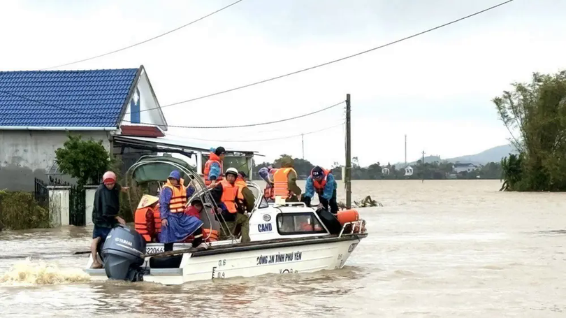 Tiếp tục cứu trợ người dân vùng ngập sâu tỉnh Đắk Lắk