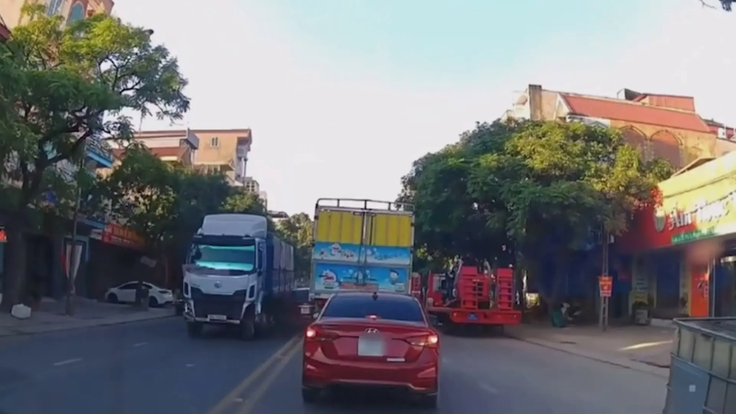 Ô tô con gặp nguy hiểm vì đi vào điểm mù