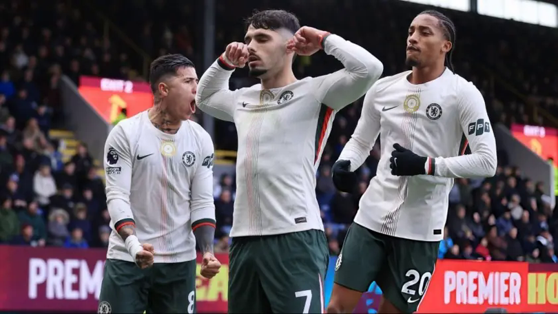 Chelsea áp sát ngôi đầu bảng của Arsenal