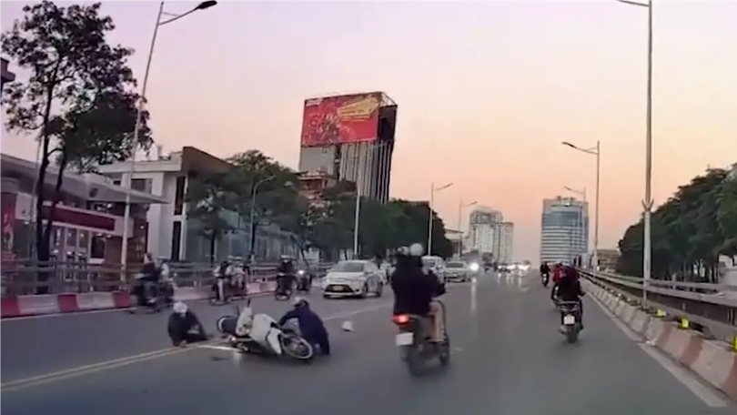 Xe máy gặp tai nạn vì quay đầu trên cầu vượt