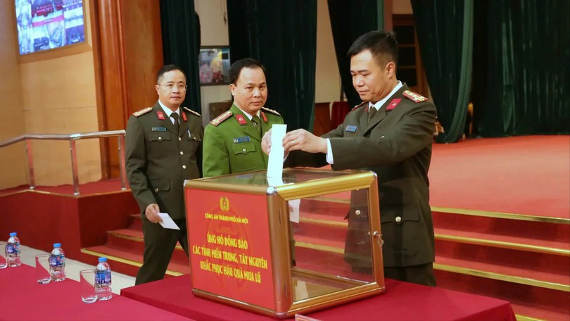 Công an Hà Nội ủng hộ đồng bào bị ảnh hưởng mưa lũ