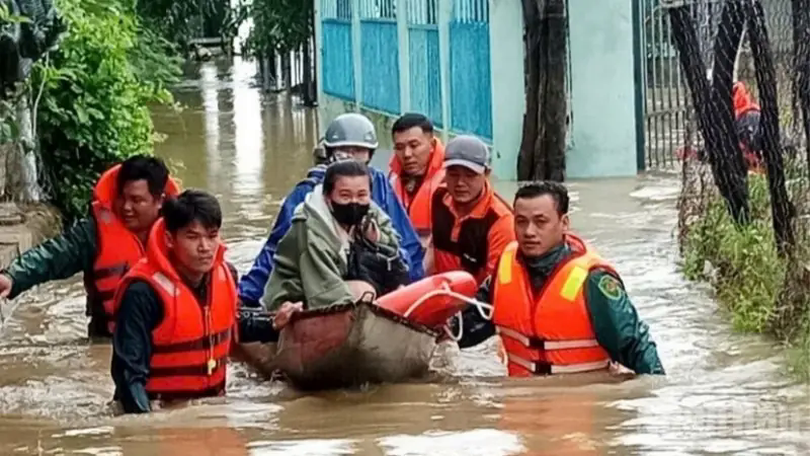 Khẩn trương cứu hộ nạn nhân mưa lũ ở miền Trung