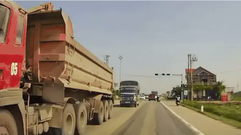 Học sinh rẽ ẩu gây tai nạn giao thông