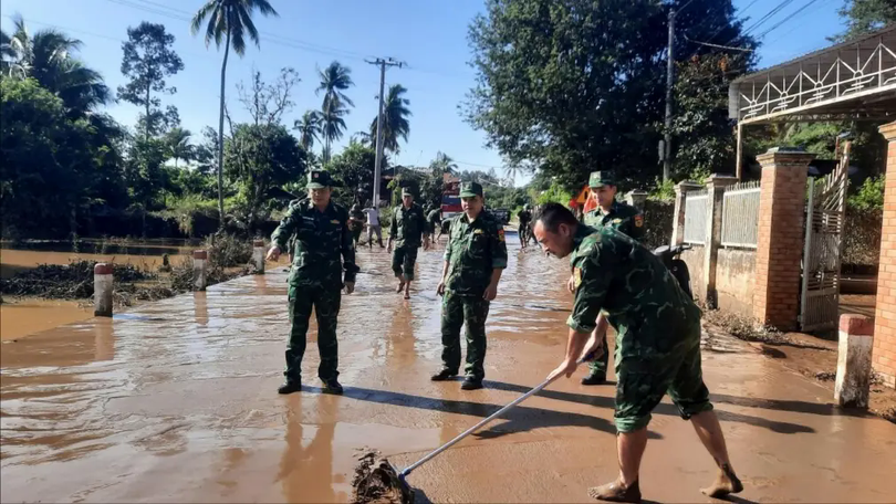 Bộ đội Biên phòng giúp dân khắc phục hậu quả mưa lũ