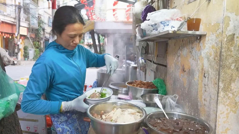 Quán phở ở Hà Nội miễn phí cho đồng bào miền Trung