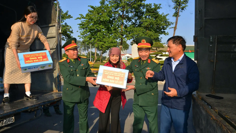 Bộ Tư lệnh Thủ đô vận chuyển 30 tấn hàng tới vũng lũ
