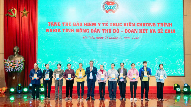 Tặng 31 thẻ bảo hiểm y tế cho 31 hội viên nông dân