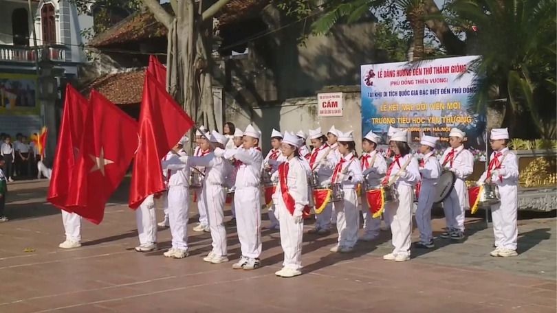 Tự hào khăn quàng đỏ dưới mái đền Phù Đổng