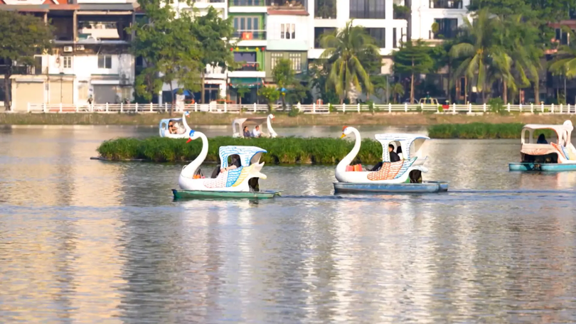 Thư giãn cuối tuần ở Hồ Trúc Bạch | Hà Nội đến để yêu | 27/11/2025