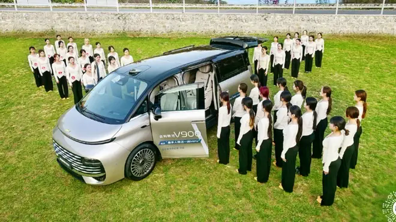 Mẫu MPV Galaxy V900 cỡ lớn có thể chứa được 42 người