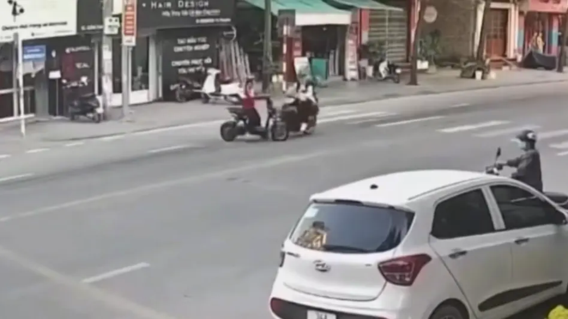 Thanh niên đi xe máy phóng nhanh gây va chạm giao thông
