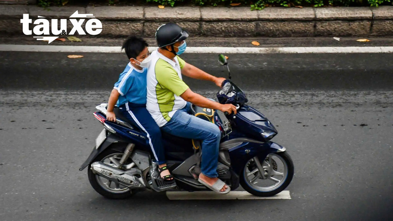 Khoảng trống an toàn khi chở trẻ em trên xe máy | Bản tin Tàu và Xe | 28/11/2025