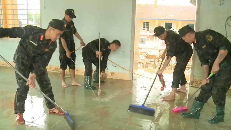 Bộ đội tăng tốc giúp dân dọn lũ