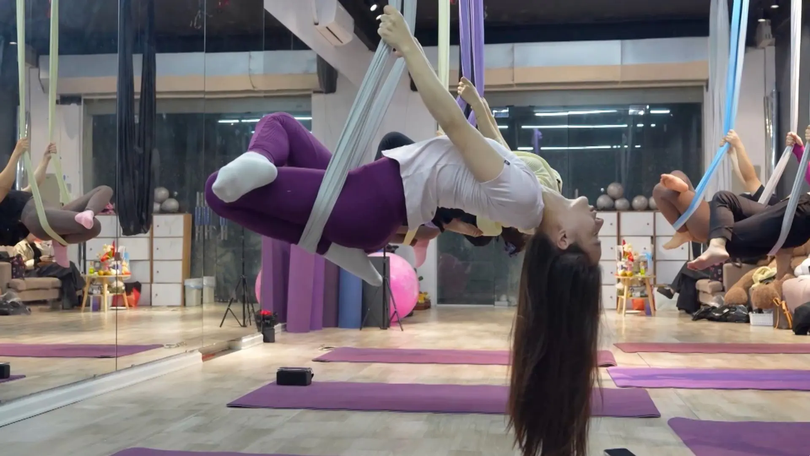 Bay cùng yoga