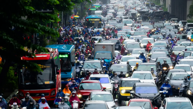 Mưa phùn bao phủ nhiều tuyến phố Hà Nội ùn tắc