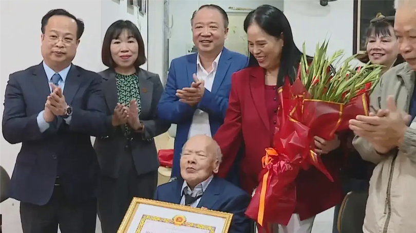 Trao Huy hiệu 80 tuổi Đảng cho đảng viên lão thành