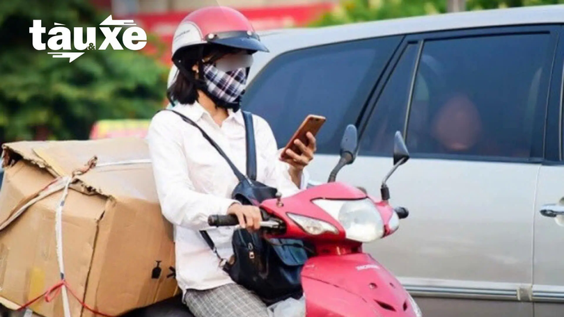 Hành vi vừa lái xe vừa lướt điện thoại vẫn tái diễn | Bản tin Tàu và Xe | 30/11/2025
