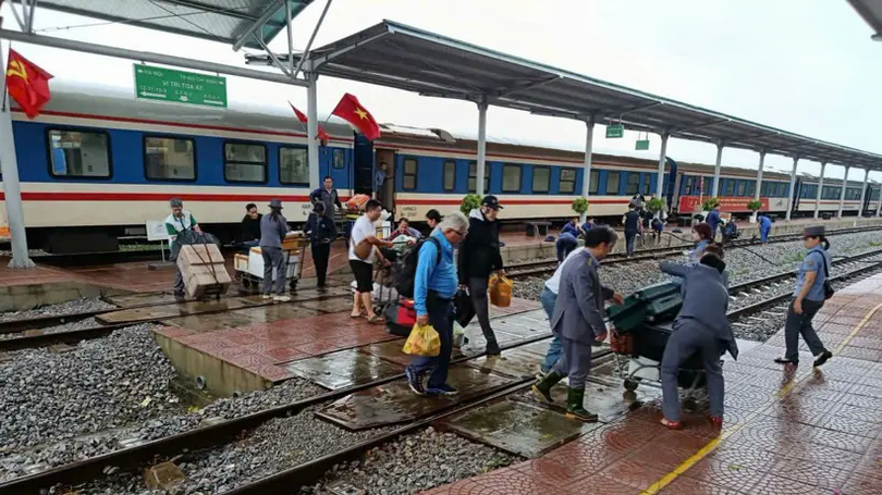Tạm dừng một số tàu Bắc-Nam do ngập lụt ở miền Trung