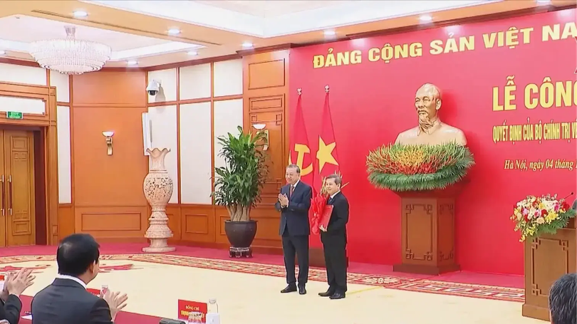 Tổng Bí thư trao các quyết định về công tác cán bộ