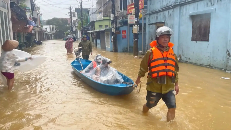 Công an vượt lũ dữ, đưa sản phụ đến bệnh viện
