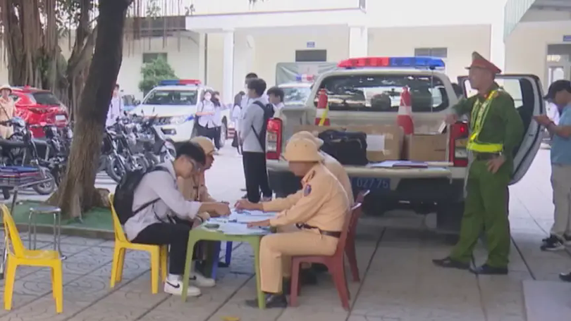 CSGT phát hiện 233 học sinh điều khiển xe máy đến trường