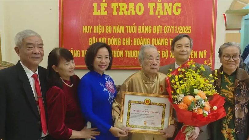 Hà Nội trao Huy hiệu Đảng tại 3 xã