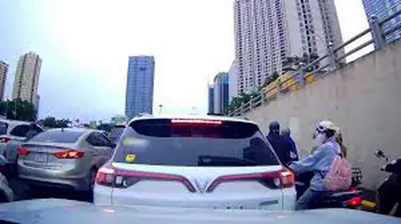Ô tô trôi móp đầu xe khác rồi bỏ đi