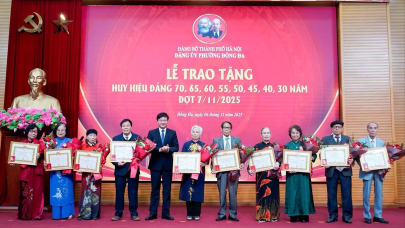 Phường Đống Đa trao Huy hiệu Đảng đợt 7/11