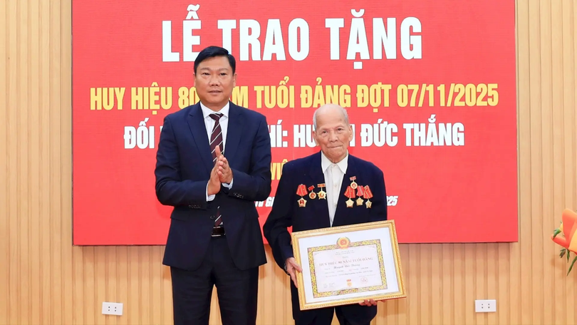 86 đảng viên phường Văn Miếu-Quốc Tử Giám nhận Huy hiệu Đảng