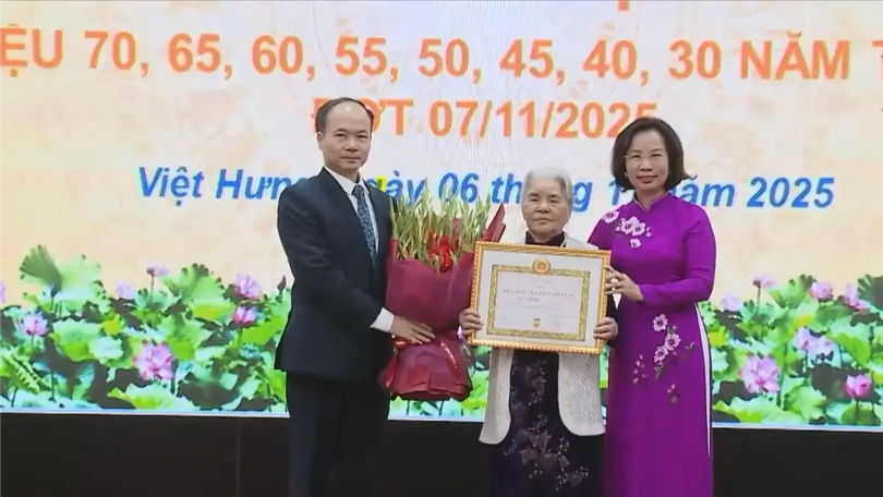 68 đảng viên phường Việt Hưng nhận Huy hiệu Đảng đợt 7/11