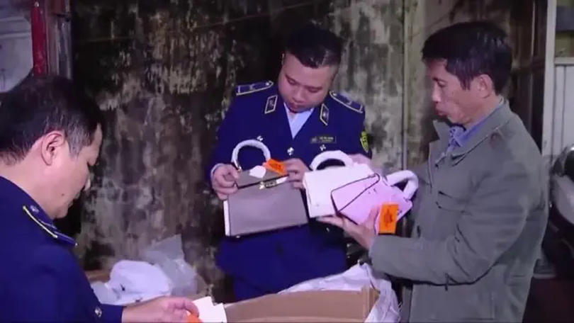 Kho hàng chứa số lượng lớn túi xách giả mạo nhãn hiệu