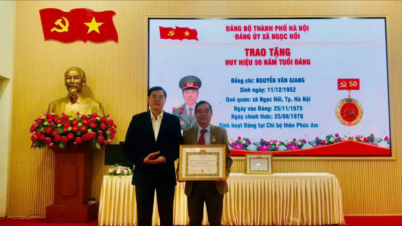 Xã Ngọc Hồi tổ chức trao Huy hiệu Đảng