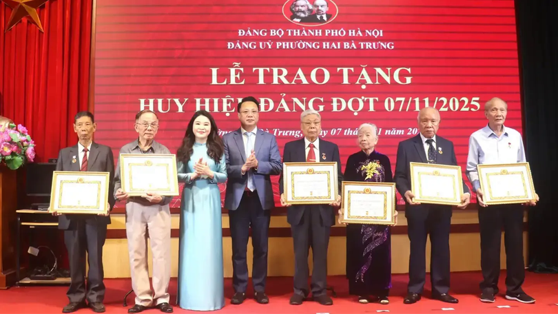 Phường Hai Bà Trưng trao Huy hiệu Đảng cho 83 đảng viên