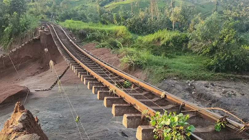 Đường sắt Bắc - Nam bị chia cắt, 9 tàu khách nằm chờ