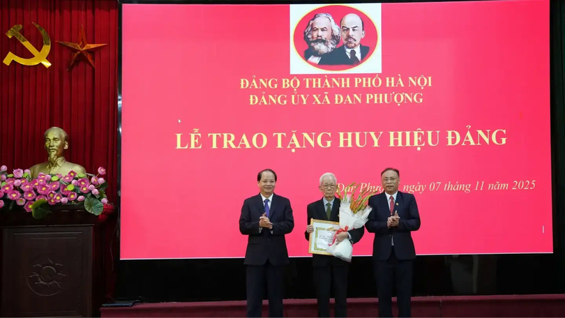 22 đảng viên xã Đan Phượng nhận Huy hiệu Đảng