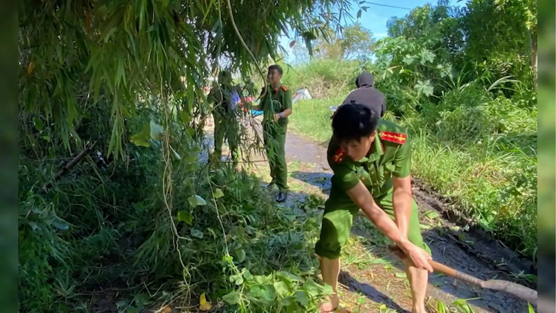 Lực lượng vũ trang giúp dân khắc phục hậu quả sau bão