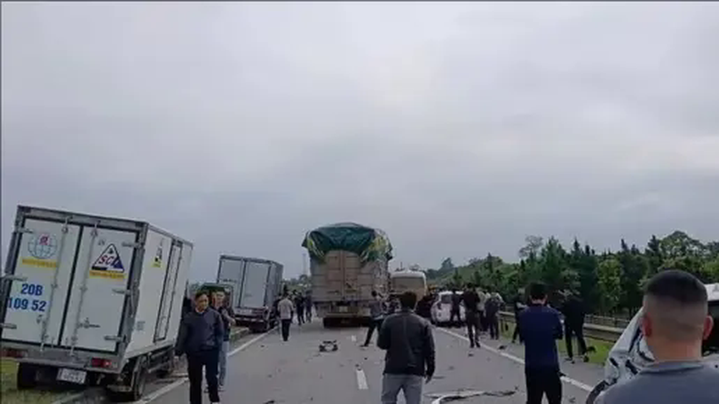 Ô tô đâm liên hoàn trên cao tốc Hà Nội-Thái Nguyên