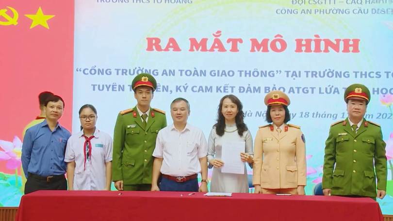 Giao thông an toàn cổng trường học