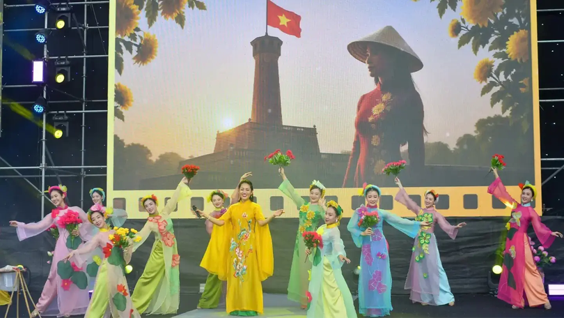600 người tham gia đồng diễn áo dài