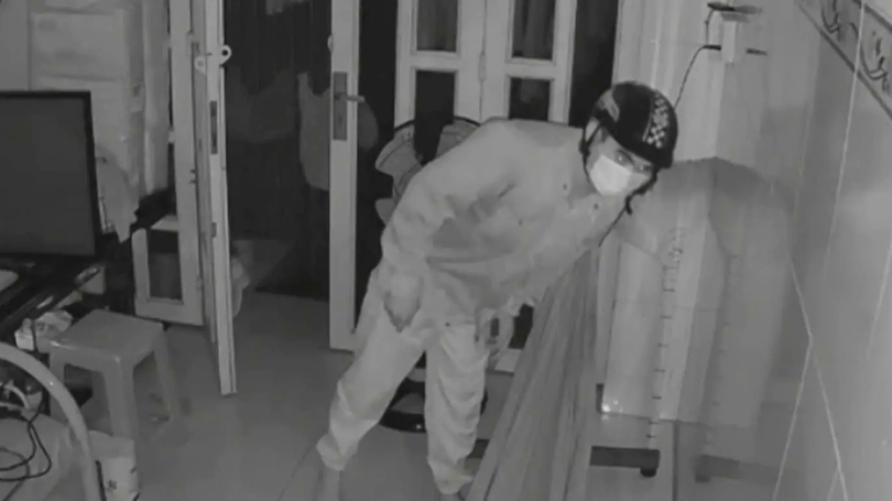 Kẻ trộm đột nhập phòng ngủ khi chủ nhà say giấc