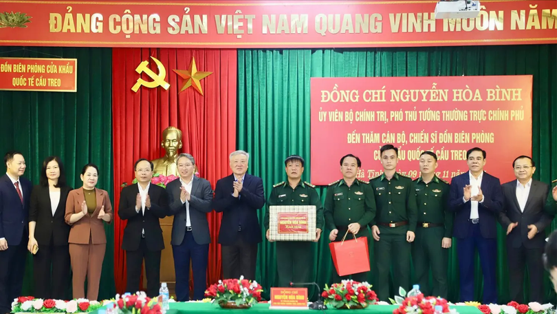 Phó Thủ tướng thăm, tặng quà vùng biên Hà Tĩnh