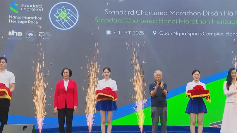 Sôi động giải chạy Standard Chartered Marathon Di sản Hà Nội 2025